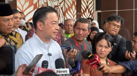 Mantan Menteri Perdagangan Tom Lembong memberikan keterangan kepada awak media di Pengadilan Tinggi DKI Jakarta, Kamis (24/9/2026). Usai mengikuti sidang putusan banding Nadiem Makarim, ia menyoroti bahasa tubuh hakim dan jaksa yang dinilai tampak tertekan, serta menyatakan sistem peradilan belum kondusif bagi aparat yang berintegritas. Foto: Ist.