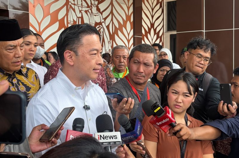Mantan Menteri Perdagangan Tom Lembong memberikan keterangan kepada awak media di Pengadilan Tinggi DKI Jakarta, Kamis (24/9/2026). Usai mengikuti sidang putusan banding Nadiem Makarim, ia menyoroti bahasa tubuh hakim dan jaksa yang dinilai tampak tertekan, serta menyatakan sistem peradilan belum kondusif bagi aparat yang berintegritas. Foto: Ist.