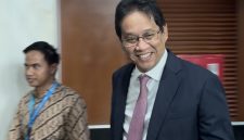 Mantan Menteri Keuangan Purbaya Yudhi Sadewa tampak berseloroh saat meninggalkan ruang kerja di Kementerian Keuangan, Jakarta, Selasa (15/9/2026). Foto: Ist.