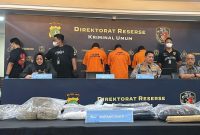 Polda Metro Jaya memaparkan hasil pengembangan penyidikan kasus kerusuhan 27 Agustus di Gedung DPR, Sabtu (12/9/2026). Penyidik mengungkap tiga klaster pendanaan penggerakan massa dengan bayaran Rp40.000–Rp70.000 per orang, serta menampilkan barang bukti dan tersangka yang telah ditahan. Foto: Ist.