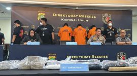 Polda Metro Jaya memaparkan hasil pengembangan penyidikan kasus kerusuhan 27 Agustus di Gedung DPR, Sabtu (12/9/2026). Penyidik mengungkap tiga klaster pendanaan penggerakan massa dengan bayaran Rp40.000–Rp70.000 per orang, serta menampilkan barang bukti dan tersangka yang telah ditahan. Foto: Ist.