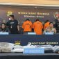 Polda Metro Jaya memaparkan hasil pengembangan penyidikan kasus kerusuhan 27 Agustus di Gedung DPR, Sabtu (12/9/2026). Penyidik mengungkap tiga klaster pendanaan penggerakan massa dengan bayaran Rp40.000–Rp70.000 per orang, serta menampilkan barang bukti dan tersangka yang telah ditahan. Foto: Ist.