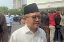 Menteri Pendidikan Dasar dan Menengah, Abdul Mu'ti memberikan keterangan kepada wartawan sesaat setelah tiba di Istana Merdeka, Jakarta, Rabu (23/9/2026). Ia hadir dalam Rapat Terbatas yang dipimpin Presiden Prabowo Subianto guna membahas rencana kebijakan pendidikan gratis mulai dari SD hingga Perguruan Tinggi Negeri. Foto: Ist.