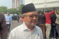 Menteri Pendidikan Dasar dan Menengah, Abdul Mu'ti memberikan keterangan kepada wartawan sesaat setelah tiba di Istana Merdeka, Jakarta, Rabu (23/9/2026). Ia hadir dalam Rapat Terbatas yang dipimpin Presiden Prabowo Subianto guna membahas rencana kebijakan pendidikan gratis mulai dari SD hingga Perguruan Tinggi Negeri. Foto: Ist.