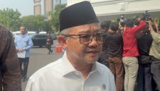 Menteri Pendidikan Dasar dan Menengah, Abdul Mu'ti memberikan keterangan kepada wartawan sesaat setelah tiba di Istana Merdeka, Jakarta, Rabu (23/9/2026). Ia hadir dalam Rapat Terbatas yang dipimpin Presiden Prabowo Subianto guna membahas rencana kebijakan pendidikan gratis mulai dari SD hingga Perguruan Tinggi Negeri. Foto: Ist.