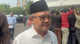 Menteri Pendidikan Dasar dan Menengah, Abdul Mu'ti memberikan keterangan kepada wartawan sesaat setelah tiba di Istana Merdeka, Jakarta, Rabu (23/9/2026). Ia hadir dalam Rapat Terbatas yang dipimpin Presiden Prabowo Subianto guna membahas rencana kebijakan pendidikan gratis mulai dari SD hingga Perguruan Tinggi Negeri. Foto: Ist.
