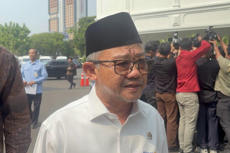 Menteri Pendidikan Dasar dan Menengah, Abdul Mu'ti memberikan keterangan kepada wartawan sesaat setelah tiba di Istana Merdeka, Jakarta, Rabu (23/9/2026). Ia hadir dalam Rapat Terbatas yang dipimpin Presiden Prabowo Subianto guna membahas rencana kebijakan pendidikan gratis mulai dari SD hingga Perguruan Tinggi Negeri. Foto: Ist.