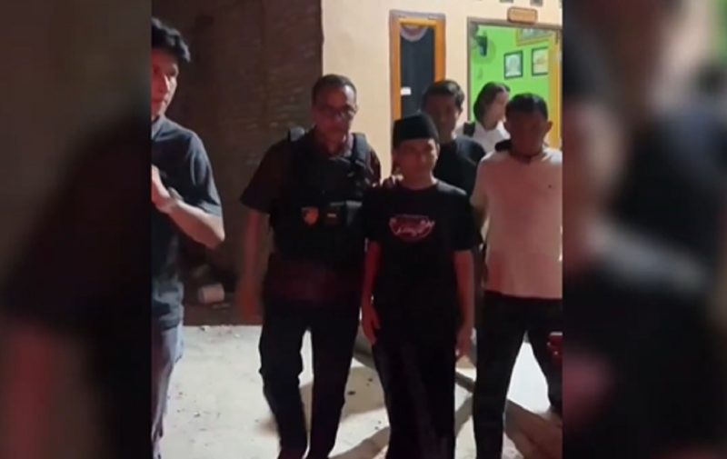 Polisi menangkap oknum ustaz yang diduga mencabuli santriwati di Kabupaten Siak, Riau. Foto: Ist.