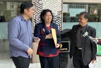 Pakar telematika, Roy Suryo (paling kanan) mendampingi pegiat media sosial Luke Susilo mendatangi Kemendiktisaintek. Foto: Ist.