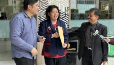 Pakar telematika, Roy Suryo (paling kanan) mendampingi pegiat media sosial Luke Susilo mendatangi Kemendiktisaintek. Foto: Ist.