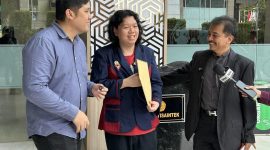 Pakar telematika, Roy Suryo (paling kanan) mendampingi pegiat media sosial Luke Susilo mendatangi Kemendiktisaintek. Foto: Ist.
