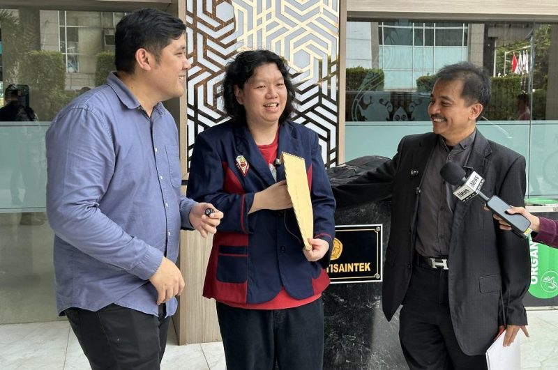 Pakar telematika, Roy Suryo (paling kanan) mendampingi pegiat media sosial Luke Susilo mendatangi Kemendiktisaintek. Foto: Ist.