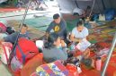 Warga Desa Kuta Tengah tampak berkemas menyiapkan barang-barang miliknya di posko pengungsian Jambur Sukatepu, Senin (7/9/2026). Foto: Ist.