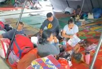 Warga Desa Kuta Tengah tampak berkemas menyiapkan barang-barang miliknya di posko pengungsian Jambur Sukatepu, Senin (7/9/2026). Foto: Ist.
