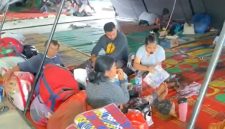 Warga Desa Kuta Tengah tampak berkemas menyiapkan barang-barang miliknya di posko pengungsian Jambur Sukatepu, Senin (7/9/2026). Foto: Ist.