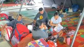 Warga Desa Kuta Tengah tampak berkemas menyiapkan barang-barang miliknya di posko pengungsian Jambur Sukatepu, Senin (7/9/2026). Foto: Ist.