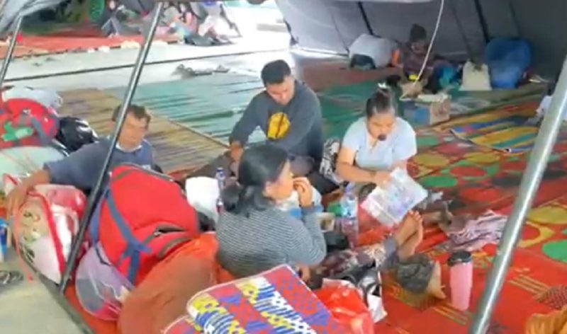 Warga Desa Kuta Tengah tampak berkemas menyiapkan barang-barang miliknya di posko pengungsian Jambur Sukatepu, Senin (7/9/2026). Foto: Ist.