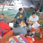 Warga Desa Kuta Tengah tampak berkemas menyiapkan barang-barang miliknya di posko pengungsian Jambur Sukatepu, Senin (7/9/2026). Foto: Ist.