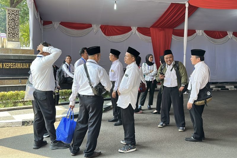 Suasana di lingkungan kantor Badan Kepegawaian Negara Pusat, Jakarta, saat pelaksanaan ujian seleksi Petugas Penyelenggara Ibadah Haji (PPIH) 2027, Sabtu (5/9/2026). Para peserta tampak bersiap mengikuti ujian berbasis CAT yang hasilnya dipantau secara langsung dan real-time melalui siaran YouTube guna menjamin transparansi penuh. Foto: Ist.