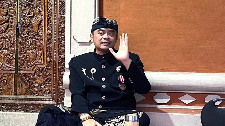 Anggota DPD RI asal Bali, Arya Wedakarna, memberikan keterangan terkait kehadirannya dalam acara Miss Equality World 2026 di Bangkok, Thailand. Foto: Ist.