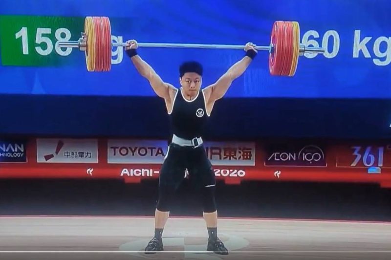 Rahmat Erwin Abdullah tampil memukau di nomor angkat besi kelas 75 kg Asian Games Aichi-Nagoya 2026, Sabtu (26/9/2026). Ia mencatatkan total angkatan 366 kg dan meraih medali emas kedua bagi Kontingen Indonesia. Foto: Ist.