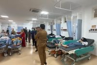 Sejumlah siswa menjalani perawatan medis di rumah sakit setelah mengalami dugaan keracunan usai menyantap menu program Makan Bergizi Gratis (MBG) di Sidoarjo, Jawa Timur. Kasus tersebut dilaporkan juga menimpa puluhan siswa SMP dan SMA Tri Bakti yang menerima makanan dari SPPG Kalitengah. Foto: Ist.
