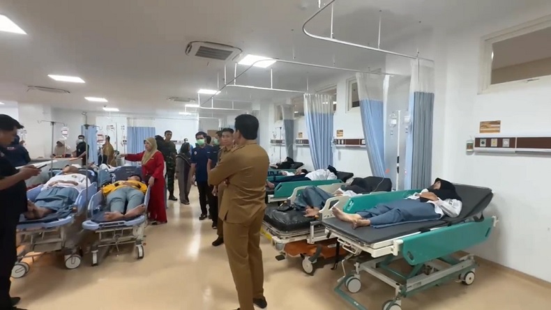 Sejumlah siswa menjalani perawatan medis di rumah sakit setelah mengalami dugaan keracunan usai menyantap menu program Makan Bergizi Gratis (MBG) di Sidoarjo, Jawa Timur. Kasus tersebut dilaporkan juga menimpa puluhan siswa SMP dan SMA Tri Bakti yang menerima makanan dari SPPG Kalitengah. Foto: Ist.