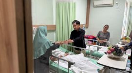 Wakil Presiden Gibran Rakabuming Raka menyapa keluarga korban dugaan keracunan program Makan Bergizi Gratis di ruang perawatan Rumah Sakit Efarina Etaham, Berastagi, Kabupaten Karo, Jumat (11/9/2026). Foto: Ist.