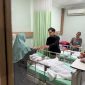 Wakil Presiden Gibran Rakabuming Raka menyapa keluarga korban dugaan keracunan program Makan Bergizi Gratis di ruang perawatan Rumah Sakit Efarina Etaham, Berastagi, Kabupaten Karo, Jumat (11/9/2026). Foto: Ist.