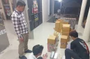 Petugas Polres Mesuji menata barang bukti rokok ilegal 118.400 batang senilai Rp88,3 juta hasil penggerebekan di Desa Panca Warna, Way Serdang. Satu tersangka diamankan, pemasok dari Tulang Bawang Barat diburu, Kamis (8/10/2026). Foto: Ist.