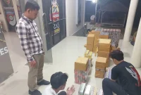Petugas Polres Mesuji menata barang bukti rokok ilegal 118.400 batang senilai Rp88,3 juta hasil penggerebekan di Desa Panca Warna, Way Serdang. Satu tersangka diamankan, pemasok dari Tulang Bawang Barat diburu, Kamis (8/10/2026). Foto: Ist.