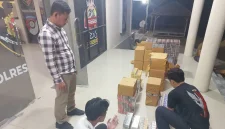 Petugas Polres Mesuji menata barang bukti rokok ilegal 118.400 batang senilai Rp88,3 juta hasil penggerebekan di Desa Panca Warna, Way Serdang. Satu tersangka diamankan, pemasok dari Tulang Bawang Barat diburu, Kamis (8/10/2026). Foto: Ist.