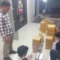 Petugas Polres Mesuji menata barang bukti rokok ilegal 118.400 batang senilai Rp88,3 juta hasil penggerebekan di Desa Panca Warna, Way Serdang. Satu tersangka diamankan, pemasok dari Tulang Bawang Barat diburu, Kamis (8/10/2026). Foto: Ist.