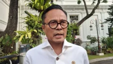 Kepala BP BUMN sekaligus COO Danantara, Dony Oskaria, saat memberikan keterangan. Ia menegaskan Koperasi Merah Putih akan menjadi pusat distribusi utama barang bersubsidi, didukung sinergi Pertamina dan Pupuk Indonesia. Foto: Ist.