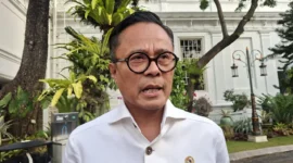 Kepala BP BUMN sekaligus COO Danantara, Dony Oskaria, saat memberikan keterangan. Ia menegaskan Koperasi Merah Putih akan menjadi pusat distribusi utama barang bersubsidi, didukung sinergi Pertamina dan Pupuk Indonesia. Foto: Ist.