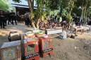 Petugas kepolisian mengamankan sejumlah orang dalam penggerebekan lokasi yang diduga menjadi sarang narkoba di Sumatera Utara, Minggu (11/10/2026). Dalam operasi di sembilan wilayah, polisi mengamankan 36 orang serta menyita sejumlah barang bukti, termasuk mesin judi dingdong. Foto: Ist.
