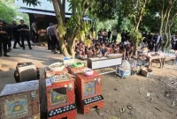 Petugas kepolisian mengamankan sejumlah orang dalam penggerebekan lokasi yang diduga menjadi sarang narkoba di Sumatera Utara, Minggu (11/10/2026). Dalam operasi di sembilan wilayah, polisi mengamankan 36 orang serta menyita sejumlah barang bukti, termasuk mesin judi dingdong. Foto: Ist.