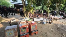 Petugas kepolisian mengamankan sejumlah orang dalam penggerebekan lokasi yang diduga menjadi sarang narkoba di Sumatera Utara, Minggu (11/10/2026). Dalam operasi di sembilan wilayah, polisi mengamankan 36 orang serta menyita sejumlah barang bukti, termasuk mesin judi dingdong. Foto: Ist.