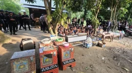 Petugas kepolisian mengamankan sejumlah orang dalam penggerebekan lokasi yang diduga menjadi sarang narkoba di Sumatera Utara, Minggu (11/10/2026). Dalam operasi di sembilan wilayah, polisi mengamankan 36 orang serta menyita sejumlah barang bukti, termasuk mesin judi dingdong. Foto: Ist.