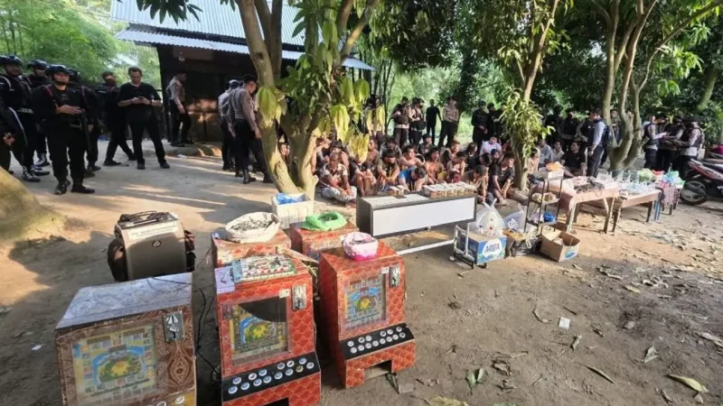 Petugas kepolisian mengamankan sejumlah orang dalam penggerebekan lokasi yang diduga menjadi sarang narkoba di Sumatera Utara, Minggu (11/10/2026). Dalam operasi di sembilan wilayah, polisi mengamankan 36 orang serta menyita sejumlah barang bukti, termasuk mesin judi dingdong. Foto: Ist.
