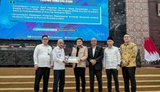 Wagub Sumut Surya menerima laporan hasil reses DPRD Sumut di Rapat Paripurna, Medan, Rabu (7/10/2026). Aspirasi masyarakat dijadikan prioritas pembangunan, sinergi eksekutif–legislatif diperkuat demi Sumut Berkah Unggul Maju Berkelanjutan. Foto: Ist.