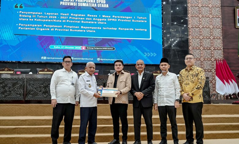 Wagub Sumut Surya menerima laporan hasil reses DPRD Sumut di Rapat Paripurna, Medan, Rabu (7/10/2026). Aspirasi masyarakat dijadikan prioritas pembangunan, sinergi eksekutif–legislatif diperkuat demi Sumut Berkah Unggul Maju Berkelanjutan. Foto: Ist.