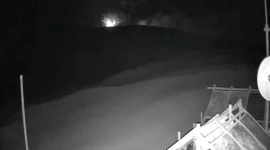 Erupsi Gunung Anak Krakatau yang terekam pantauan malam hari, Senin (5/10/2026). Foto: Ist.