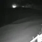 Erupsi Gunung Anak Krakatau yang terekam pantauan malam hari, Senin (5/10/2026). Foto: Ist.