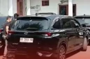 Kendaraan diduga milik KPK tiba di lingkungan rumah dinas Bupati Klaten, Kamis (15/10/2026), untuk mengantar Bupati Klaten Hamenang Wajar Ismoyo ke Mapolresta Klaten pasca-Operasi Tangkap Tangan. Foto: Ist.