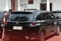 Kendaraan diduga milik KPK tiba di lingkungan rumah dinas Bupati Klaten, Kamis (15/10/2026), untuk mengantar Bupati Klaten Hamenang Wajar Ismoyo ke Mapolresta Klaten pasca-Operasi Tangkap Tangan. Foto: Ist.
