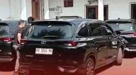 Kendaraan diduga milik KPK tiba di lingkungan rumah dinas Bupati Klaten, Kamis (15/10/2026), untuk mengantar Bupati Klaten Hamenang Wajar Ismoyo ke Mapolresta Klaten pasca-Operasi Tangkap Tangan. Foto: Ist.