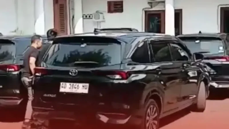 Kendaraan diduga milik KPK tiba di lingkungan rumah dinas Bupati Klaten, Kamis (15/10/2026), untuk mengantar Bupati Klaten Hamenang Wajar Ismoyo ke Mapolresta Klaten pasca-Operasi Tangkap Tangan. Foto: Ist.