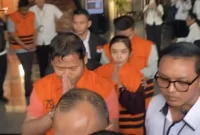 Lima tersangka korupsi dana bencana BNPB mengenakan rompi tahanan oranye saat dikeluarkan dari Gedung KPK. Foto: Ist.