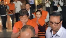 Lima tersangka korupsi dana bencana BNPB mengenakan rompi tahanan oranye saat dikeluarkan dari Gedung KPK. Foto: Ist.